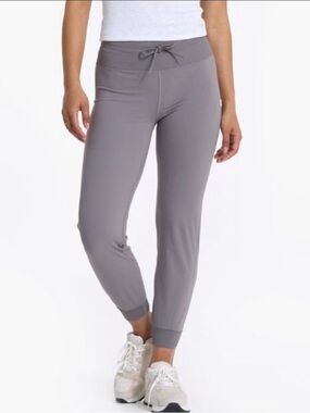 NWT Vuori Daily Jogger Smoke